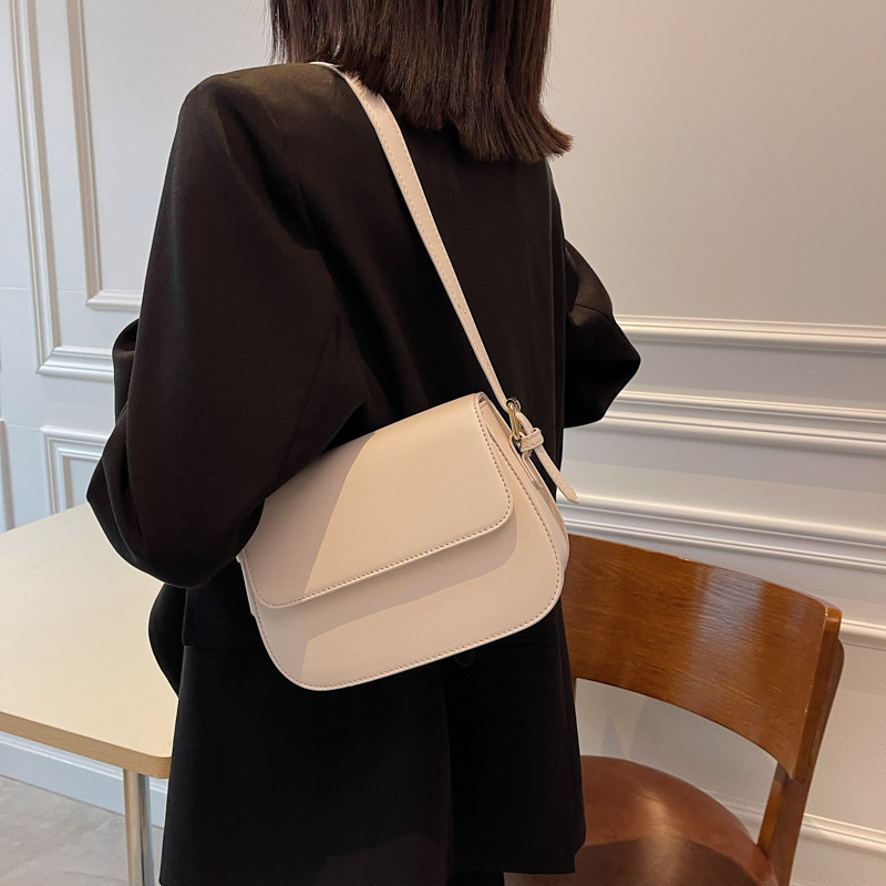 A trendy and niche design, high-end small bag for women, 2024 new style, retro single-shoulder crossbody bag, small square bag Application Scenario
