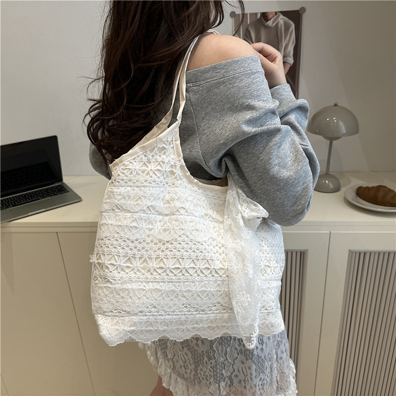 Korean niche gentle style casual vacation lace woven bag for women 2025 new high appearance level fairy-like beach bag Application Scenario