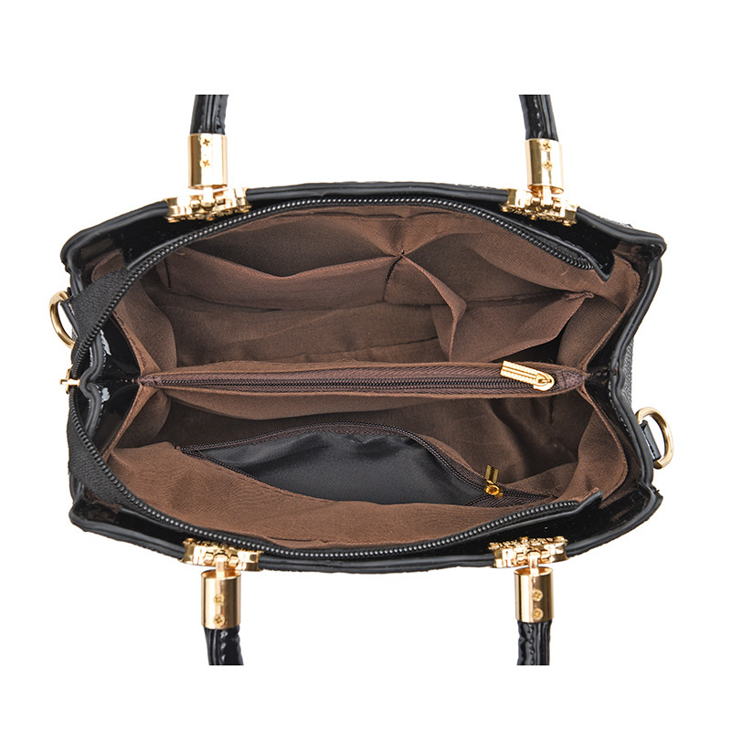 Women's Bag 2023 Fashionable and elegant crossbody bag with large capacity, a gift for middle-aged mothers, a commuting quality handbag Application Scenario