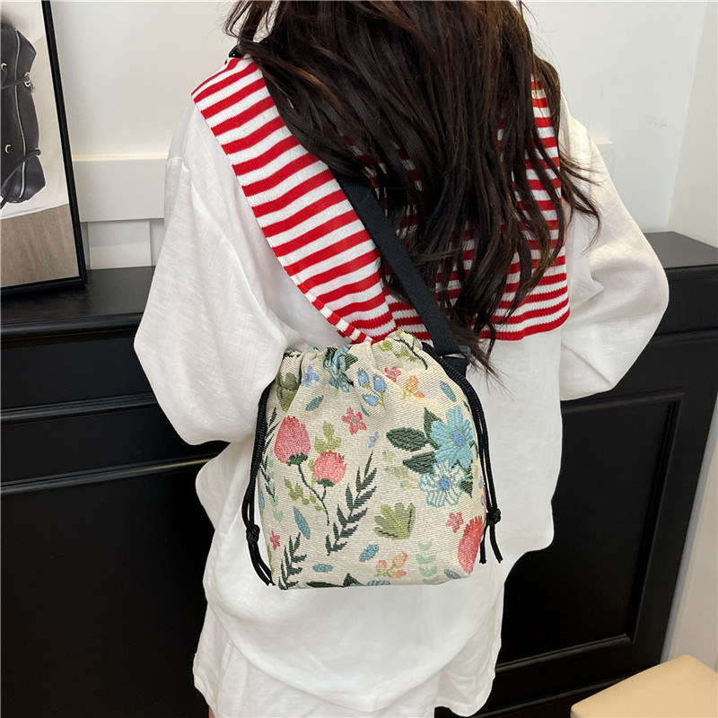 Large-capacity personalized handbag, 2025 new single-shoulder niche design, fashionable, casual and cute ins bucket bag details Picture