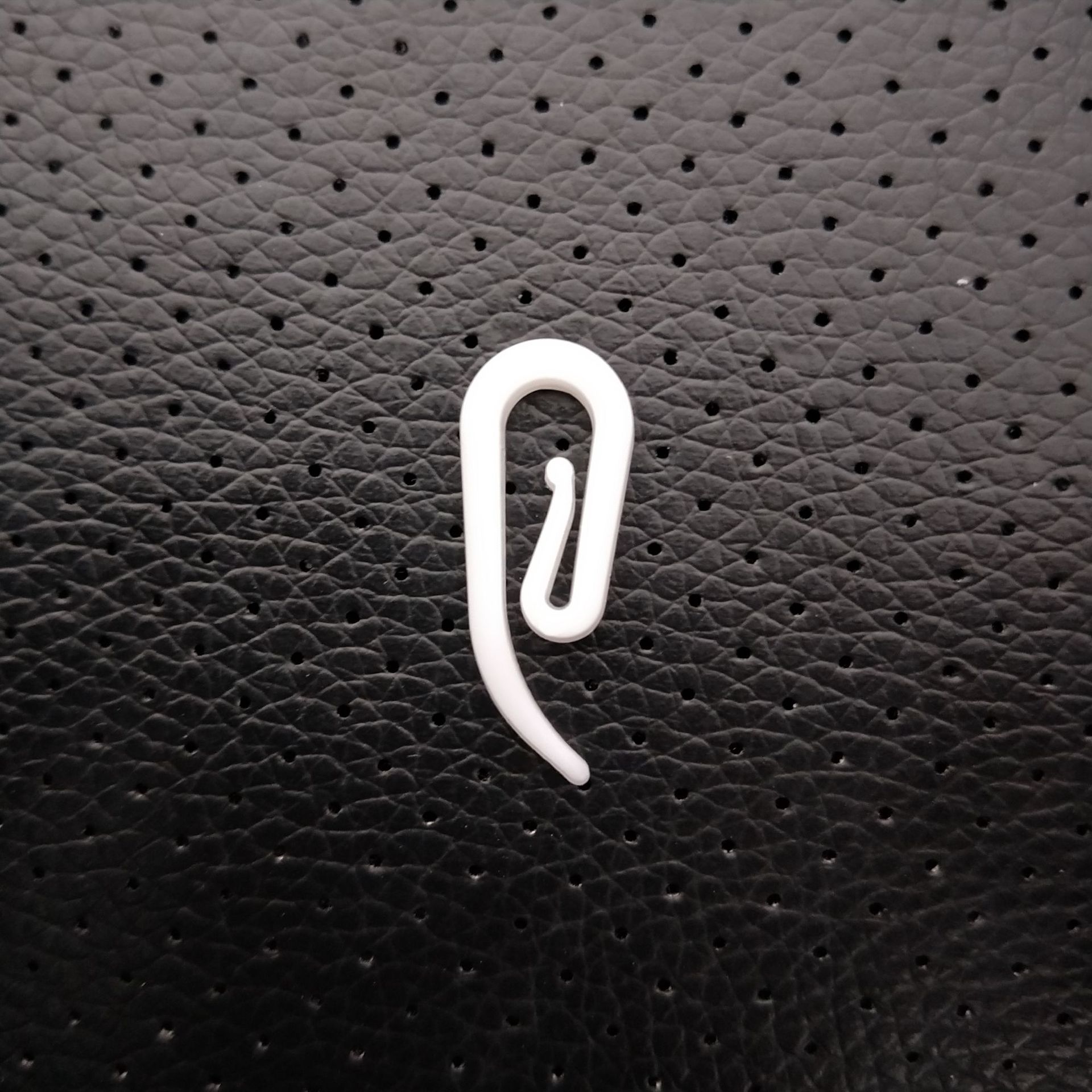 We have 100 pieces of curtain accessories in stock per pack, including 6-shaped injection-molded curtain plastic hooks and white plastic curtain hooks Application Scenario