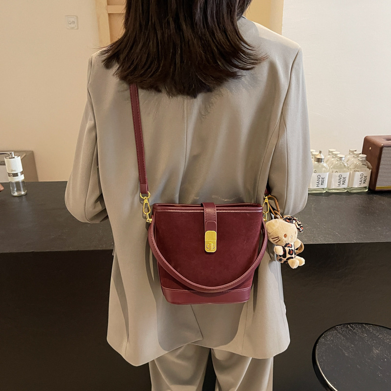 Leopard print niche crossbody bag, casual hand-held bucket bag, popular bags this year, new fashion single-shoulder bag for women in 2024 Application Scenario