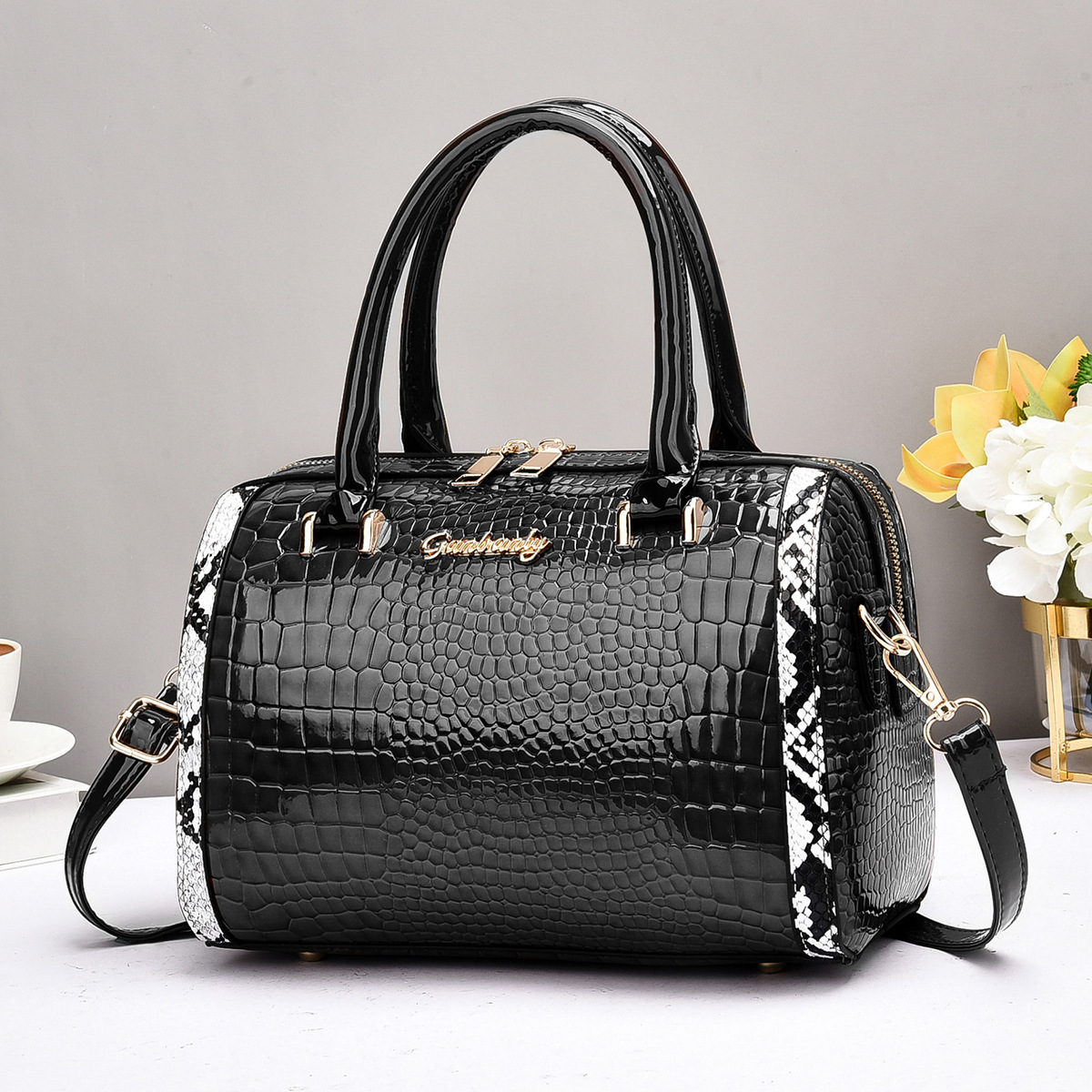 Cross-border trade Women's Bag 2025 Cross-border New crocodile pattern contrasting color women's bag, hand-held fashionable and casual single-shoulder crossbody bag Application Scenario