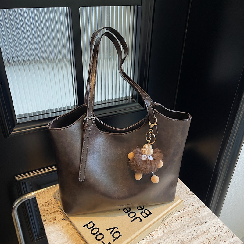 Retro large-capacity women's 2024 new single-shoulder bag, fashionable and stylish, casual and versatile, commuting underarm tote bag details Picture