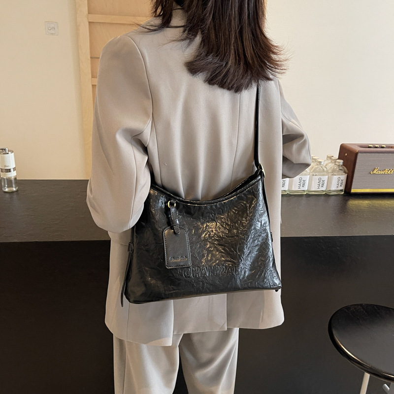 Retro and fashionable pleated bucket bag 2024 new style simple and casual single-shoulder bag Korean-style niche high-end crossbody bag Application Scenario