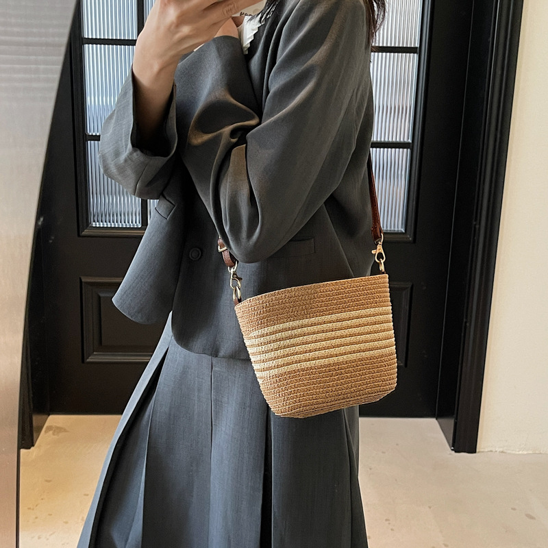 Woven straw bag for women 2025 New trendy and niche design crossbody bucket bag Versatile beach bag details Picture