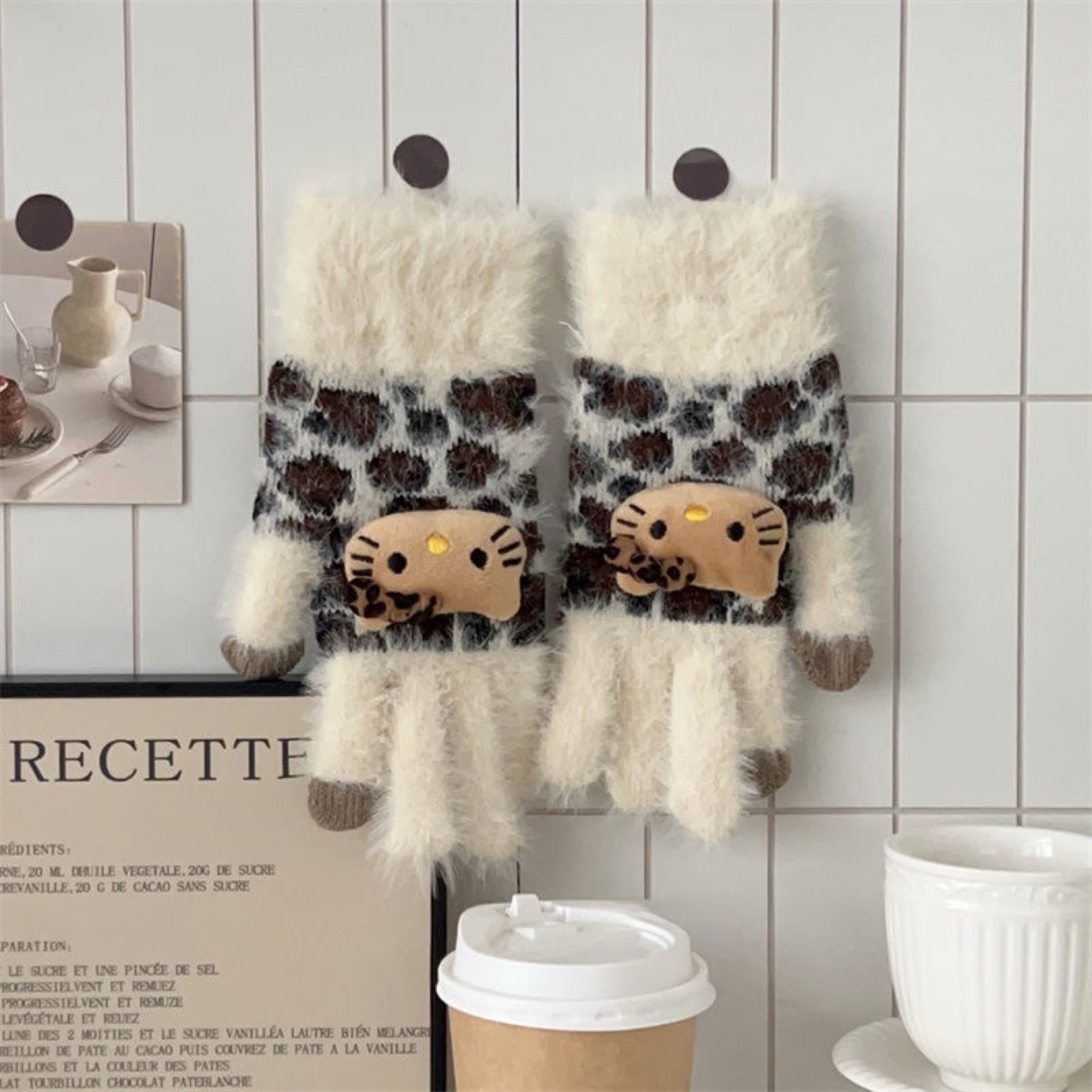 Cartoon black leather cat leopard print gloves, Maillard autumn and winter warm touch screen thickened knitted finger-separated woolen gloves Application Scenario