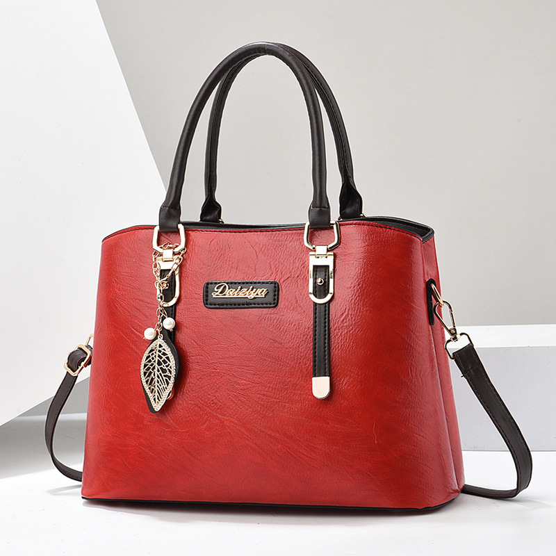 Fashionable women's tote bag 2024 new style middle-aged mom bag large capacity retro women's handbag Application Scenario