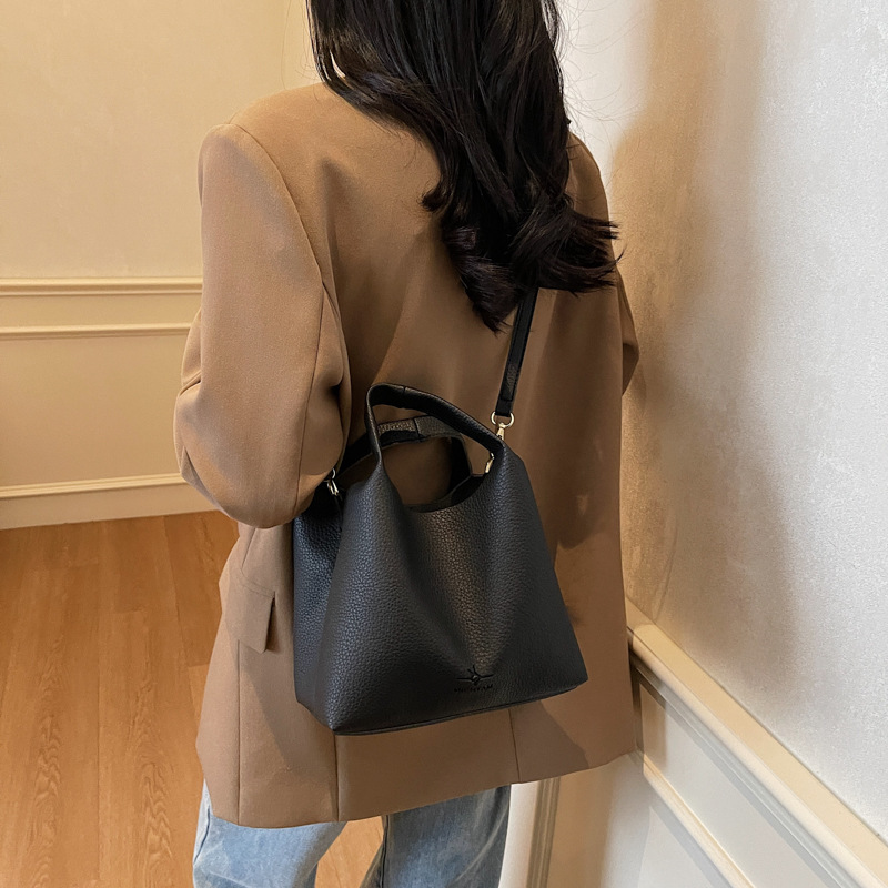 Large-capacity simple bucket bag for women, 2025 new trendy and fashionable single-shoulder crossbody bag, soft leather retro underarm bag Specification drawing