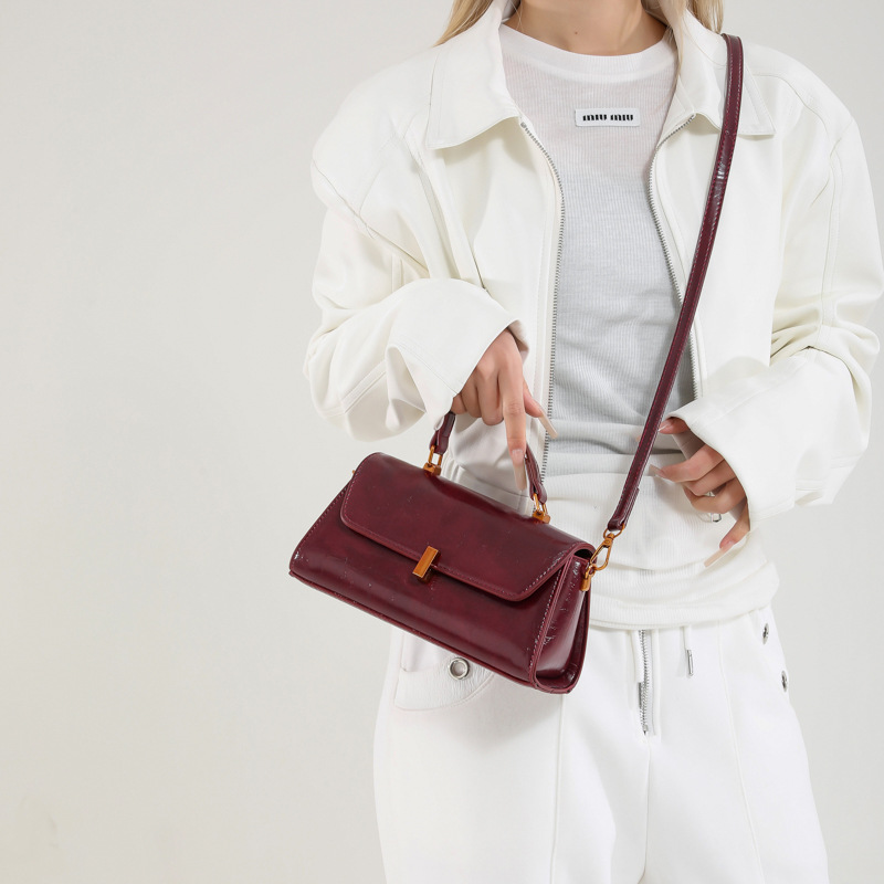 2025 New style fashionable small square bag, retro casual bag, trendy quality crossbody bag, women's bag, single-shoulder bag, stylish small bag Application Scenario