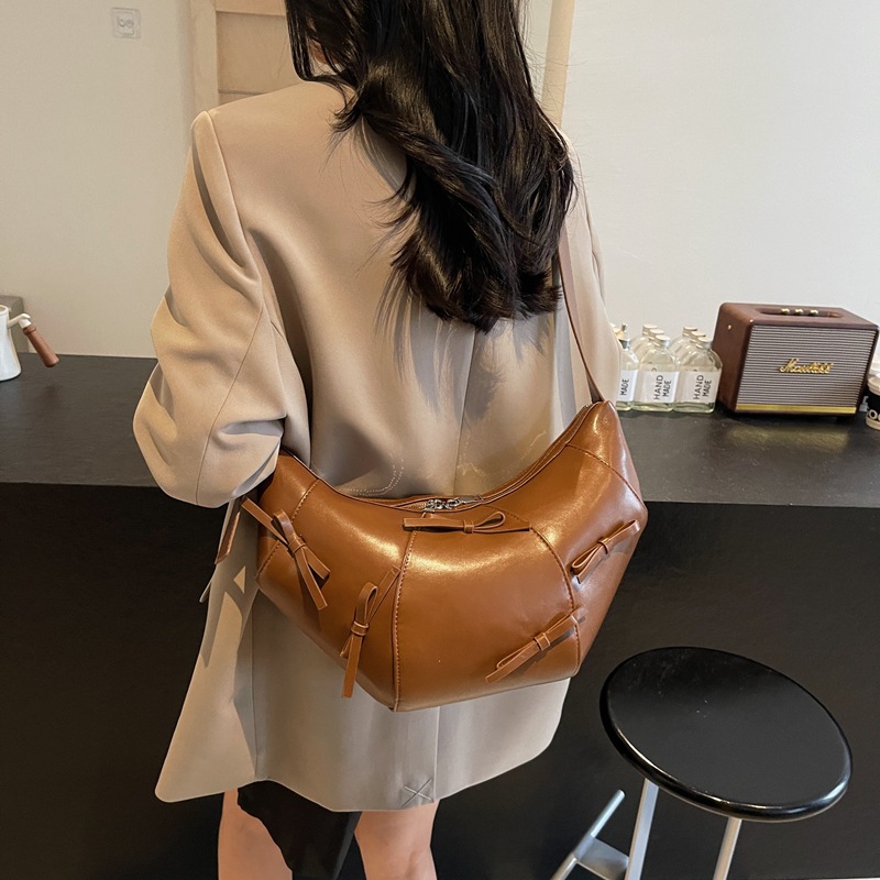 A high-end retro soft leather horn bag for women, a new 2024 trendy, retro, niche and stylish large-capacity crossbody bag Application Scenario