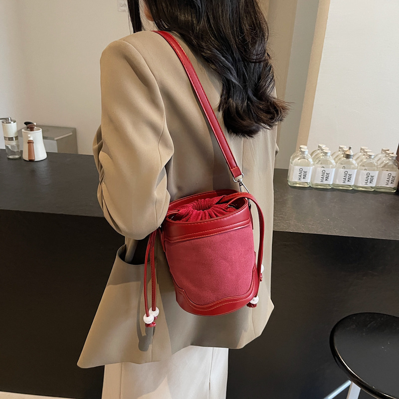 High-end, niche design, frosted women's 2024 new retro crossbody bag, fashionable and versatile hand-held bucket bag Application Scenario