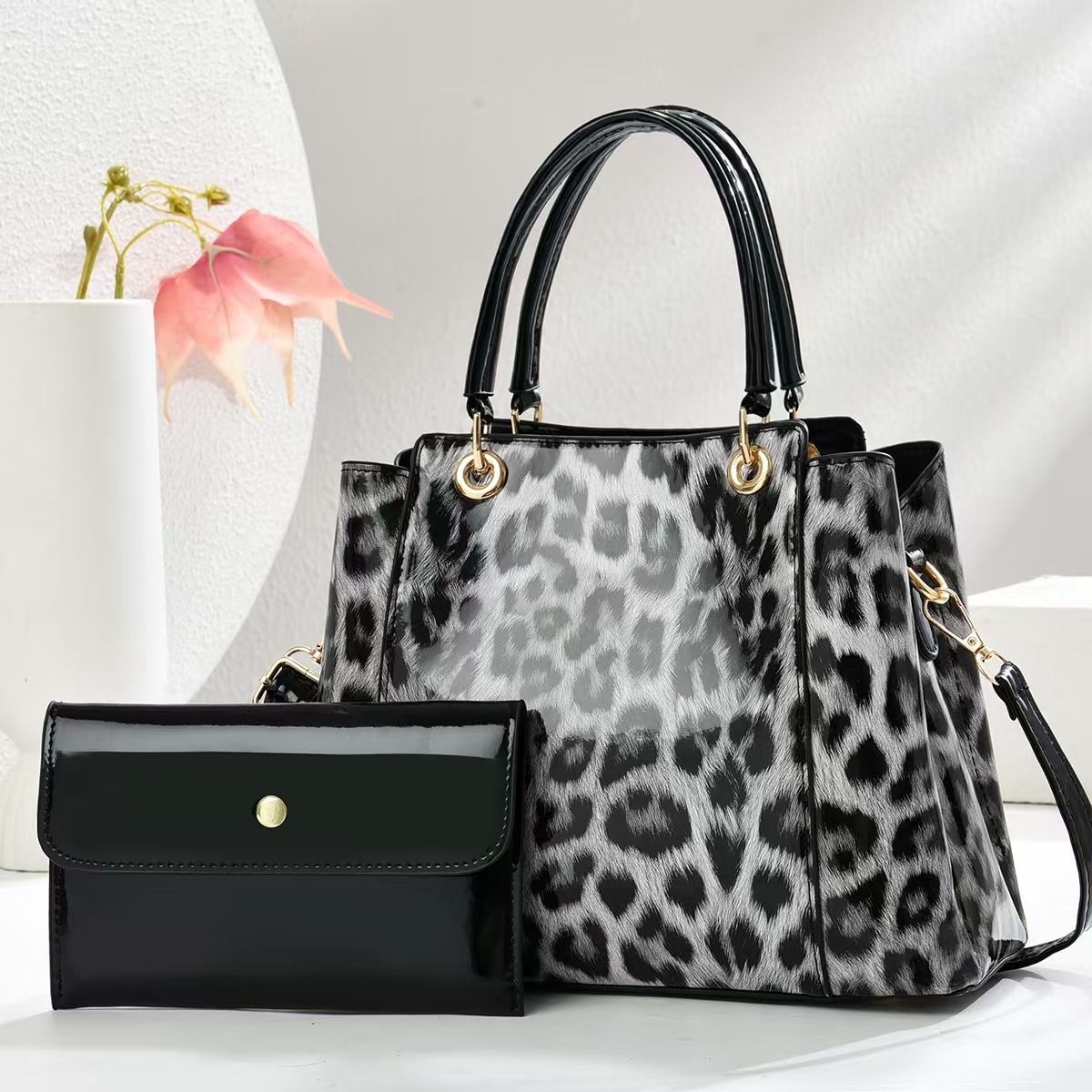 The new 2025 single-shoulder bag for commuting ladies features a unique and niche design, a fashionable large-capacity leopard print trendy crossbody tote bag full figure