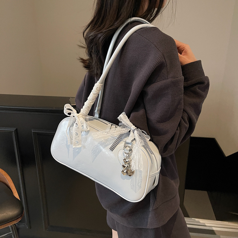 High-end quality French niche trend bow silk scarf underarm bag, versatile for women, simple and stylish baguette shoulder bag Application Scenario