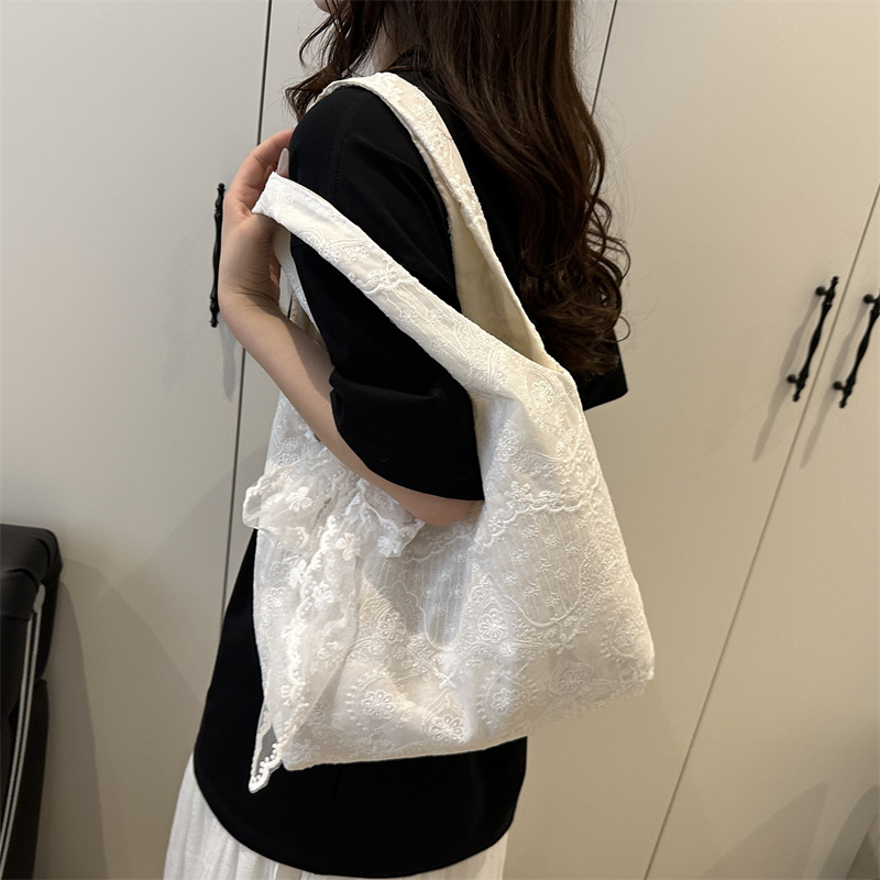 Korean-style lace flower canvas bag for women, 2025 new large-capacity single-shoulder tote bag, a niche commuting underarm bag Application Scenario