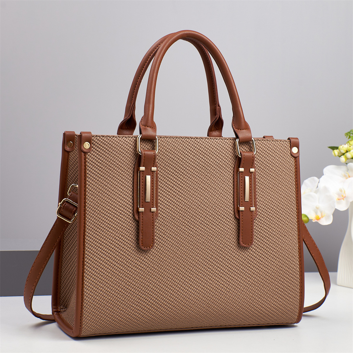 2025 Large-capacity tote bag, a high-end commuter handbag for women, a new business versatile color-blocking bag for women Application Scenario