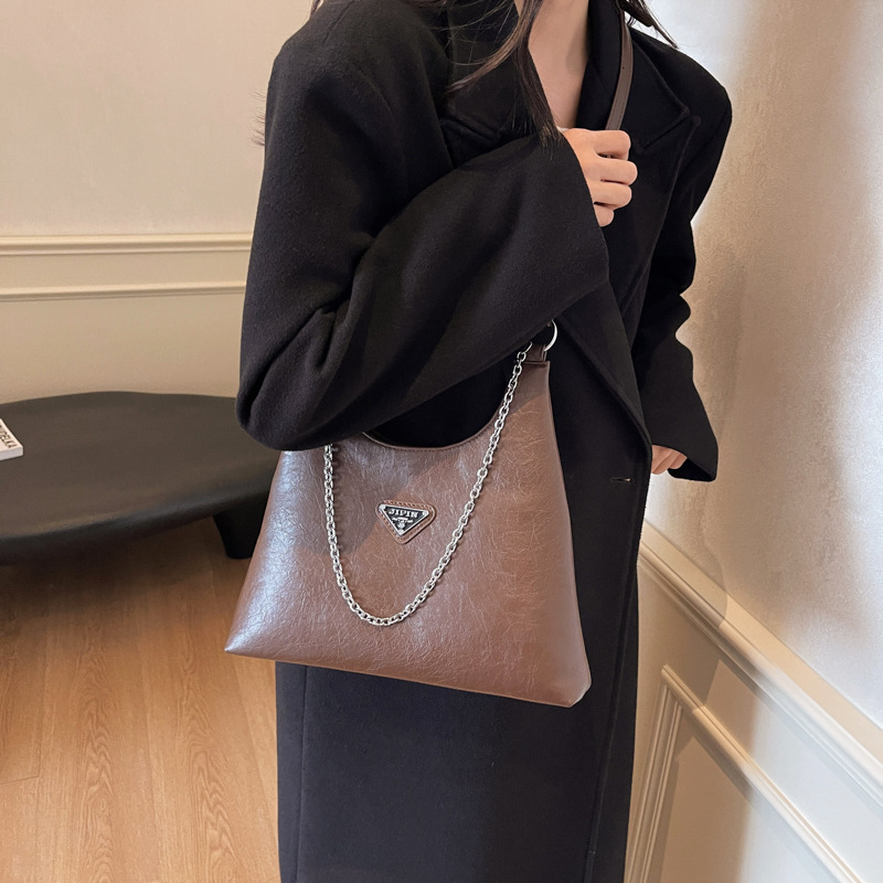 This retro and simple 2024 autumn/winter new single-shoulder tote bag is versatile and exudes a sense of sophistication. It is a chain hand-held, crossbody, and underarm women's bag Application Scenario