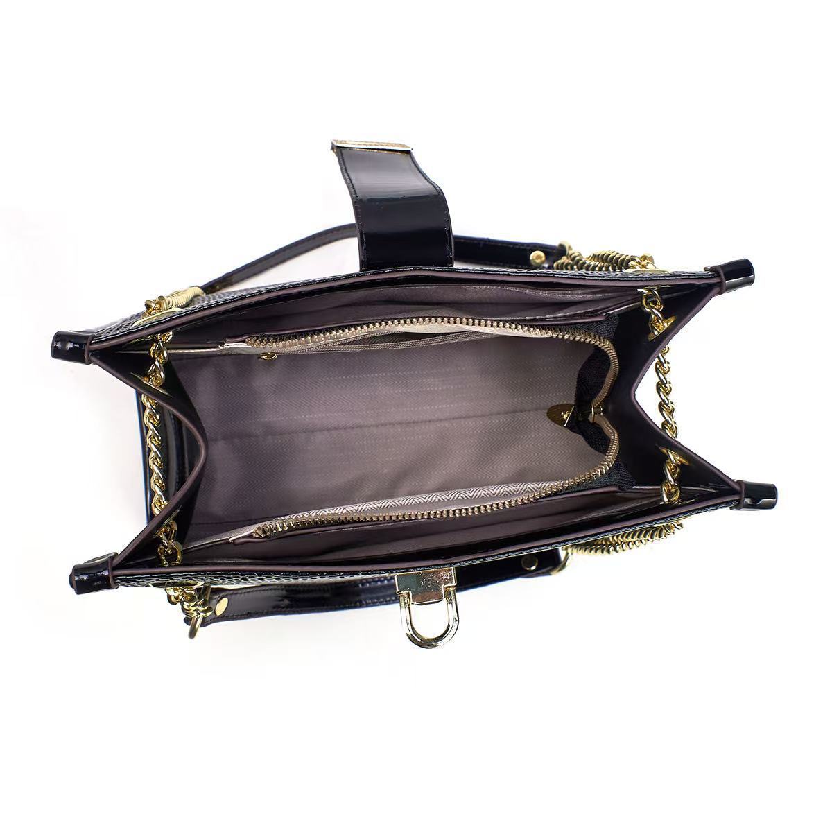 A new 2025 European and American fashion bag for your mom, featuring a large capacity, trendy hand-held single-shoulder bag with snake pattern embossing Item Picture