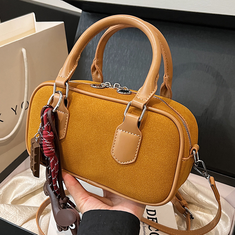 French niche hand-held small bag for women, 2024 new trendy retro matte versatile crossbody bag, single-shoulder Boston bag full figure
