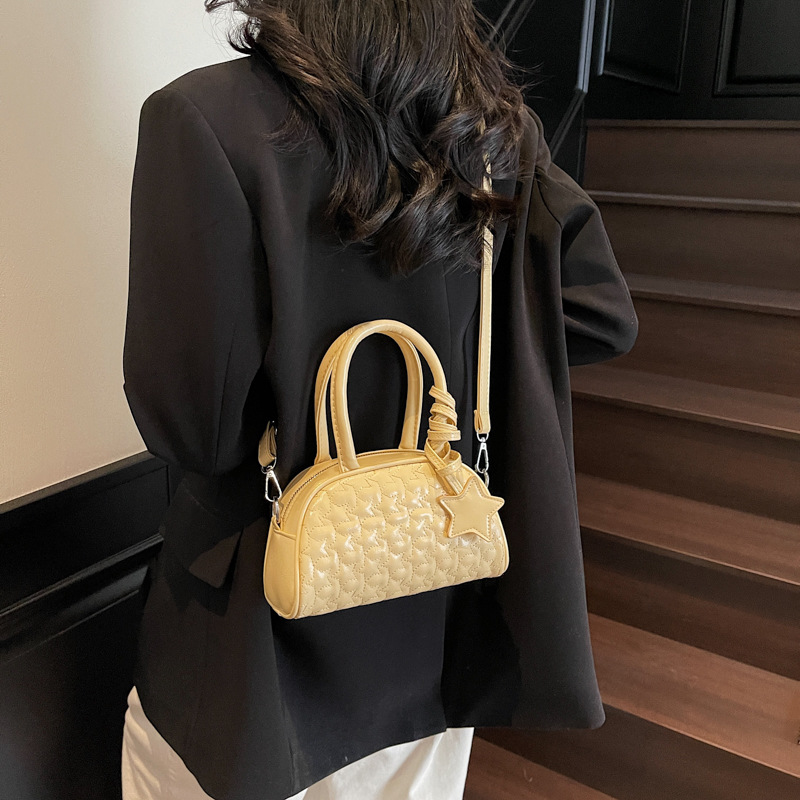 A niche hand-held bowling bag for women, a new style of fashionable embroidered thread hand-held small square bag, a versatile single-shoulder crossbody bag details Picture