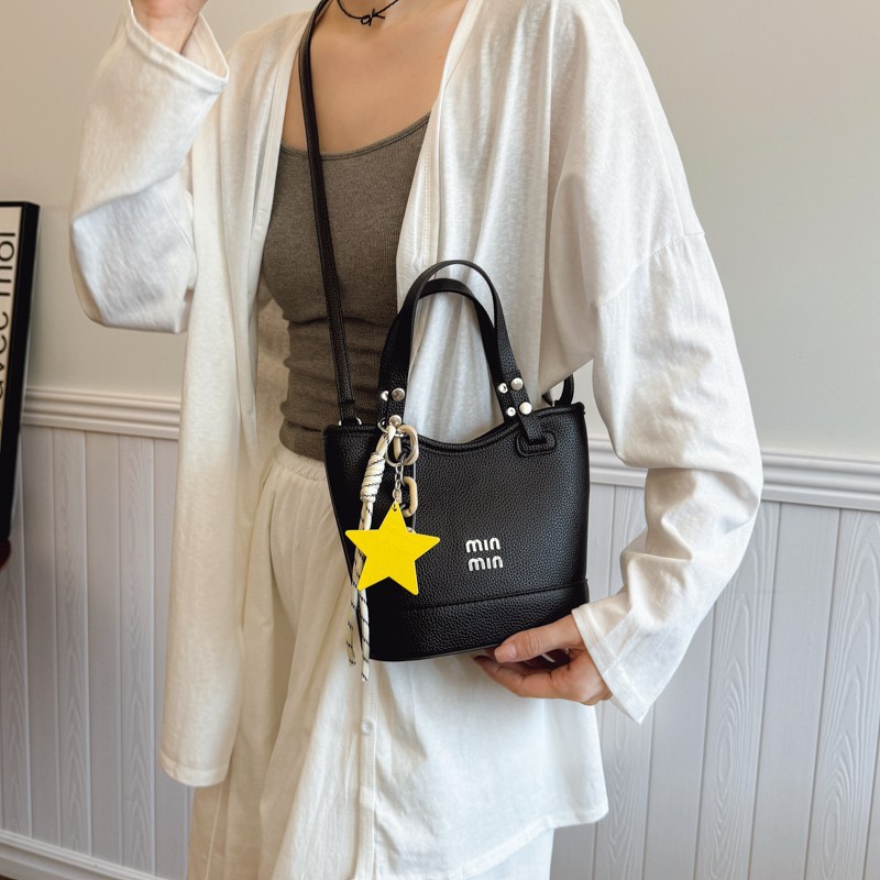 A new 2025 fashionable large-capacity hand-held bucket bag with lychee pattern, a high-end commuter versatile single-shoulder crossbody bag for women Application Scenario