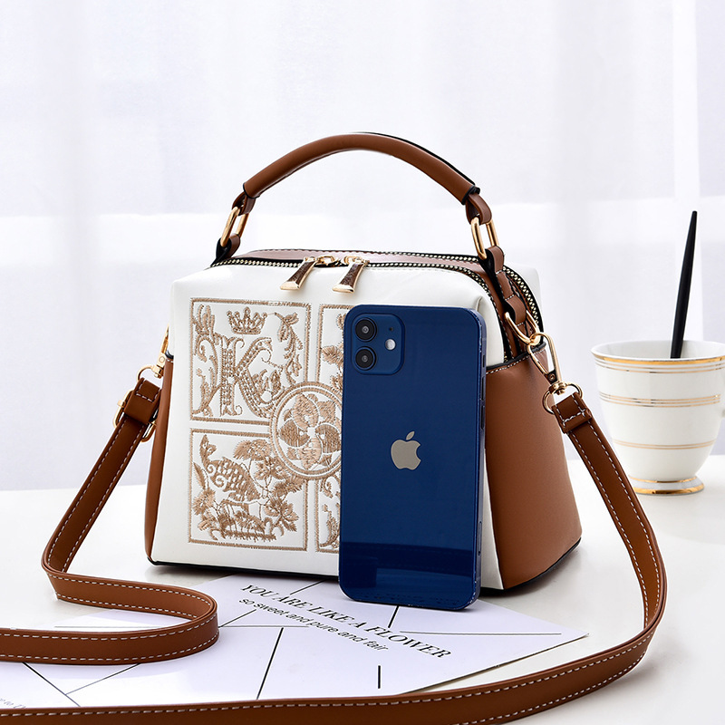 The 2022 new style of fashionable embroidered middle-aged women's handbag is stylish and can be worn diagonally over one shoulder Specification drawing
