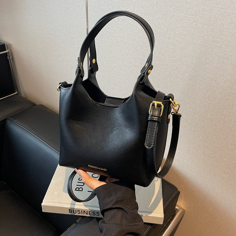 High-end retro handbag, fashionable hand-held bag, women's 2024 casual, trendy and versatile commuter single-shoulder crossbody bag details Picture