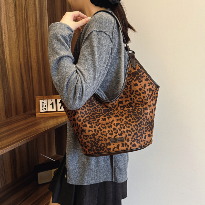 This year, large-capacity leopard print bags for women are in vogue. The 2024 new high-end commuter single-shoulder bag and Tote bucket bag are all in vogue Application Scenario