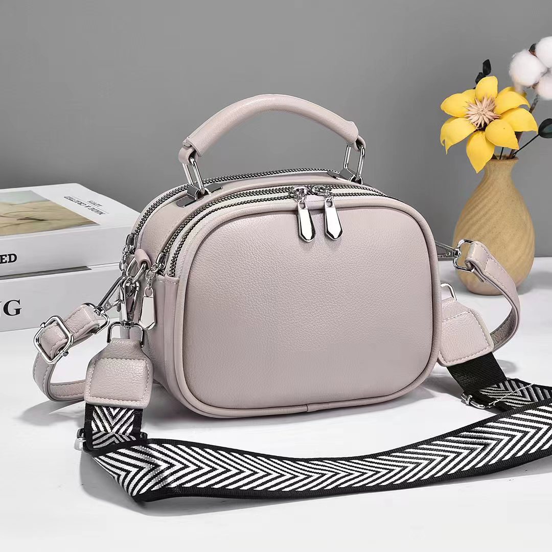 The 2024 new cross-border trend Amazon Russian women's crossbody single-shoulder bag is a fashionable and trendy small square bag for ladies details Picture