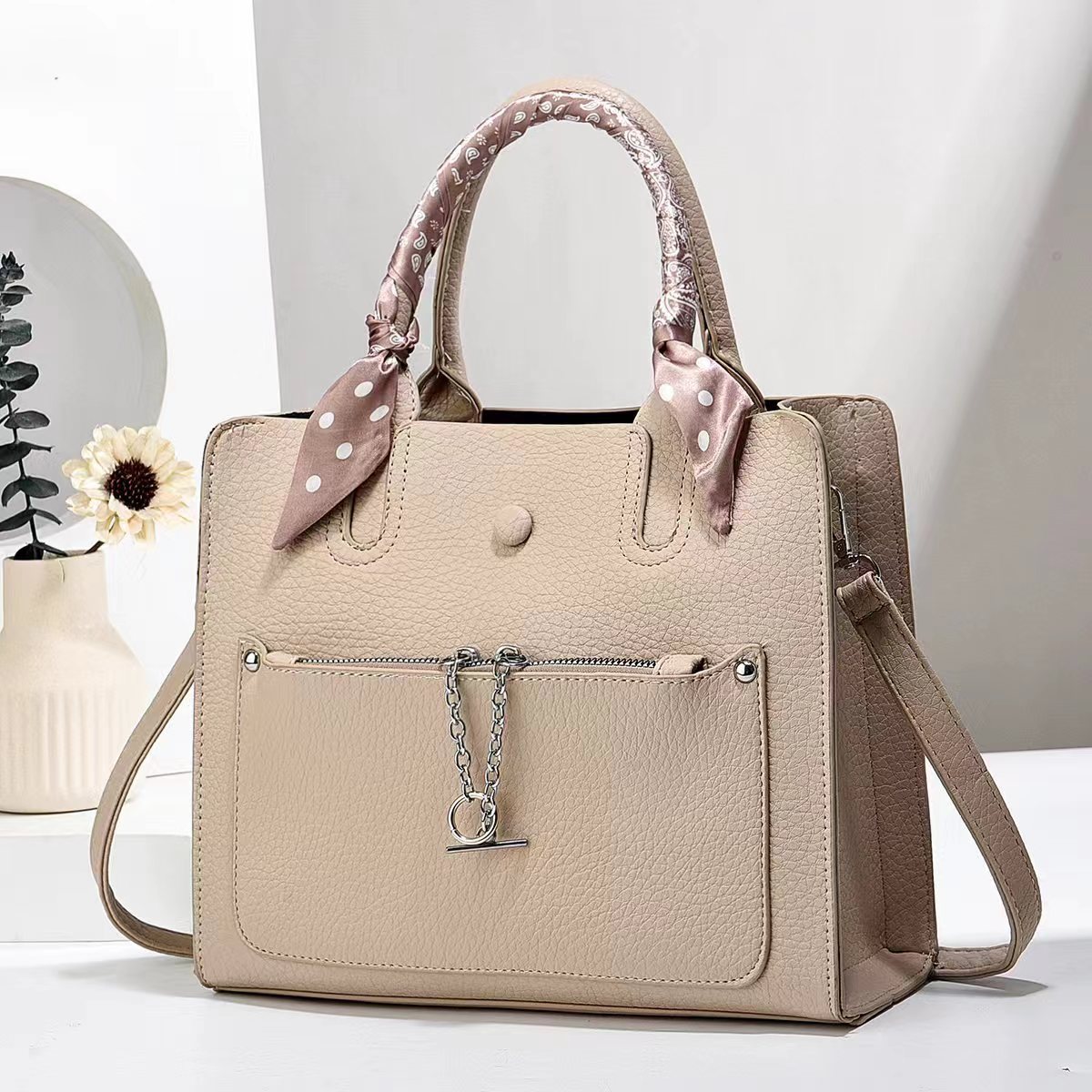 Factory direct sales: Popular 2024 summer new women's trendy single-shoulder crossbody tote bag, a trendy large-capacity women's bag Application Scenario