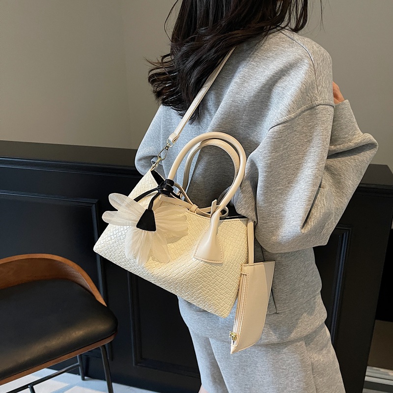 A new Spring/Summer 2025 fashionable and trendy woven handbag for women, simple and versatile, with a high-end feel. It's a single-shoulder crossbody bag details Picture