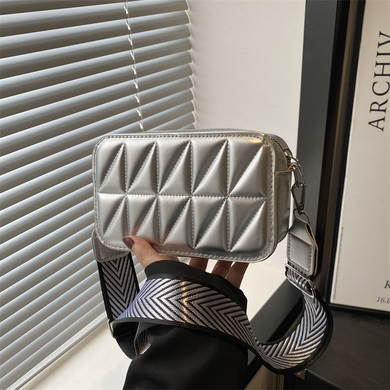 Korean trendy small square bag 2025 Summer new style bag, women's fashionable and simple single-shoulder bag, casual and individual crossbody bag full figure