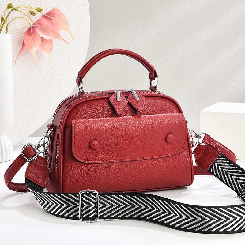 This simple and stylish new bag is a versatile crossbody Korean-style crossbody bag. It is a unique 2025 women's handbag and a trendy single-shoulder bag details Picture