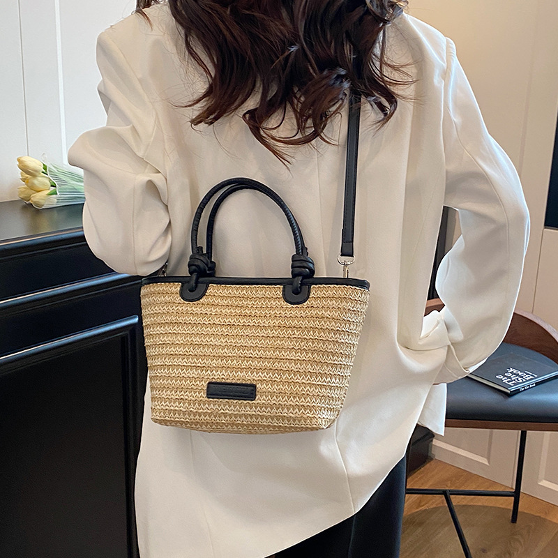 The 2025 new best-selling Korean-style patchwork straw woven vegetable basket single-shoulder crossbody bag is fashionable, simple and large-capacity bucket bag Application Scenario