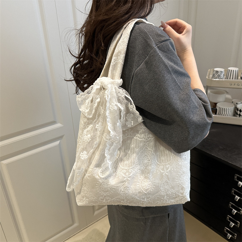Korean-style lace flower canvas bag for women, 2025 new large-capacity single-shoulder tote bag, a niche commuting underarm bag details Picture