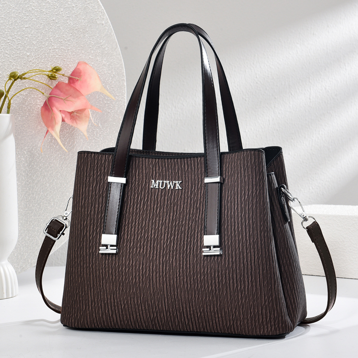 This is a popular women's handbag for foreign trade, a new model of 2025. It is versatile and elegant. It has a large capacity and can be worn on one shoulder at an Angle details Picture