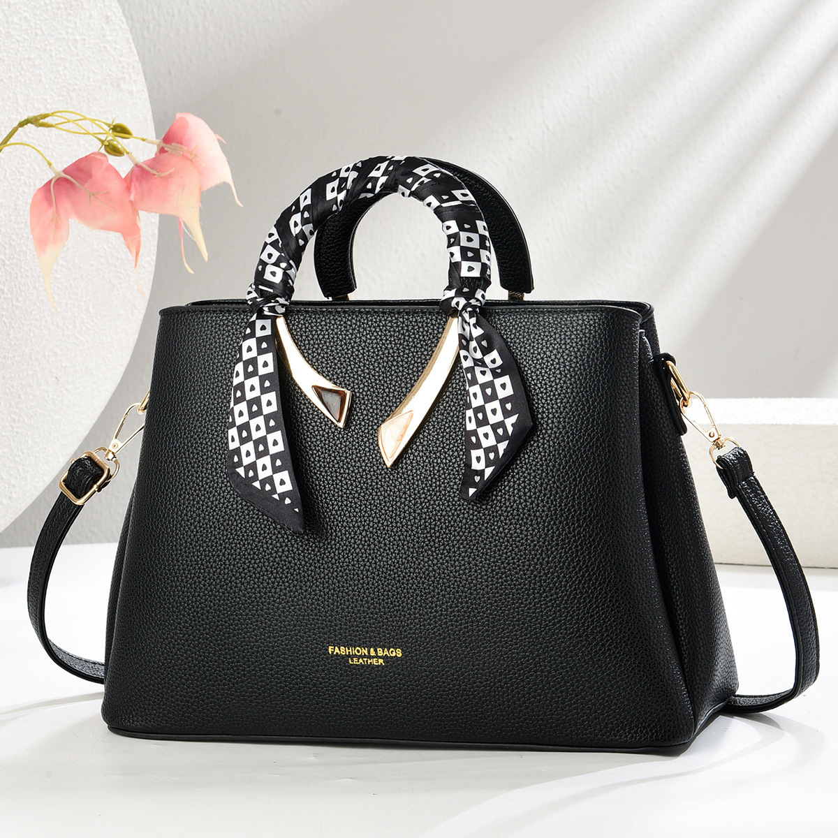 Middle-aged women's handbag 2025, a fashionable hand-held large-capacity pu women's bag for export, simple and retro single-shoulder crossbody bag details Picture