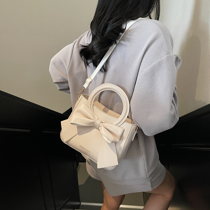 Spring 2025 New bow tote bag for women's commuting to work, large-capacity single-shoulder bag, fashionable underarm bag details Picture