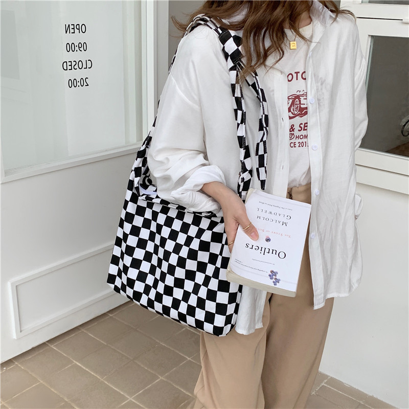 18182 Japanese and Korean chic black and white checkered canvas bag, large-capacity single-shoulder bag for women, simple student handbag details Picture