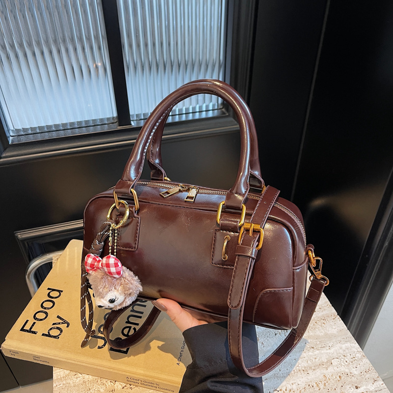 The new 2024 women's underarm bag is a trendy and versatile single-shoulder bag with a high-end feel. It's a Maillard casual commuting handbag Specification drawing