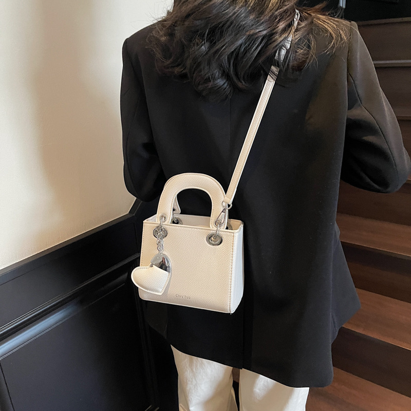 The new summer 2025 collection features a niche design of the Diana bag, a versatile and fashionable single-shoulder bag for women, and a high-end and stylish crossbody bag Application Scenario