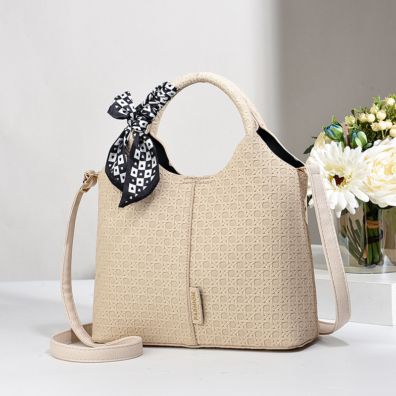 The 2024 new style of fashionable women's handbag, the "Vegetable basket Bucket Bag", is a stylish and large-capacity single-shoulder crossbody bag with a grand European and American style Application Scenario