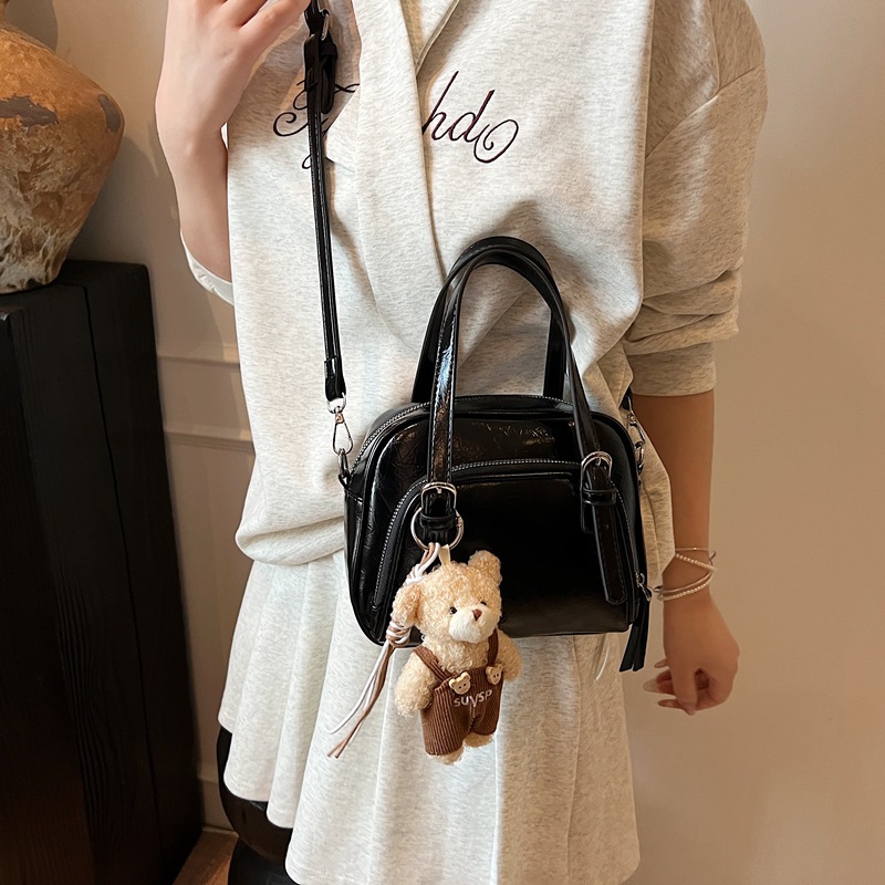 This is a new Spring/Summer 2025 fashionable, high-end, simple and light luxury handbag that is versatile for women and elegant for commuting. It is a single-shoulder crossbody bag Application Scenario