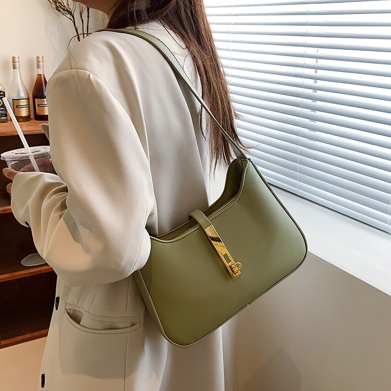 This year, niche design small bags are in vogue. In 2022, there are new trendy and versatile crossbody bags, fashionable single-shoulder bags and underarm bags Application Scenario