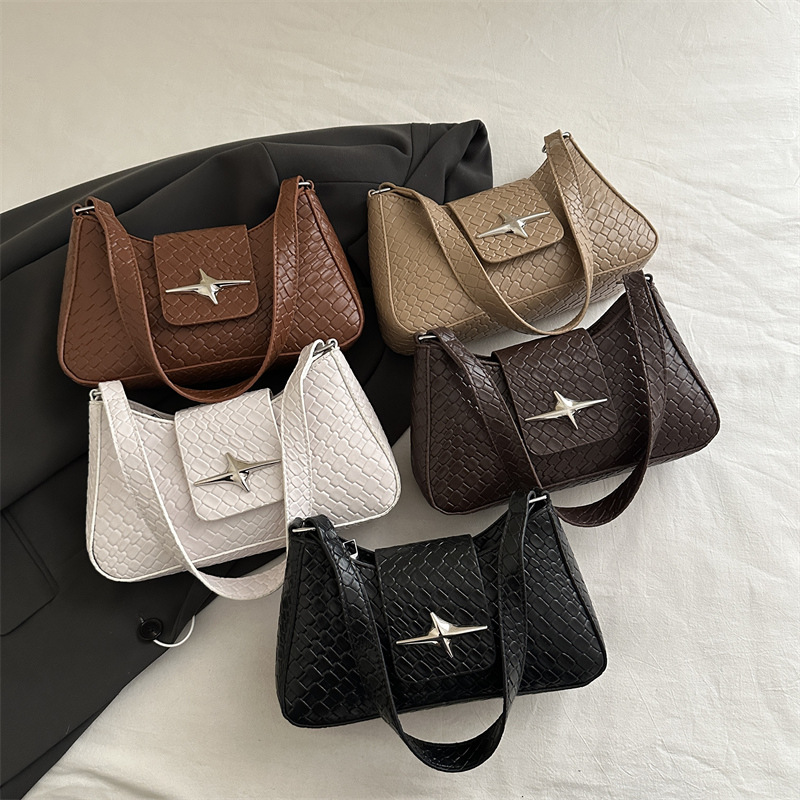 A simple and retro European and American women's bag for spring 2025, a versatile solid color single-shoulder underarm bag for women Application Scenario