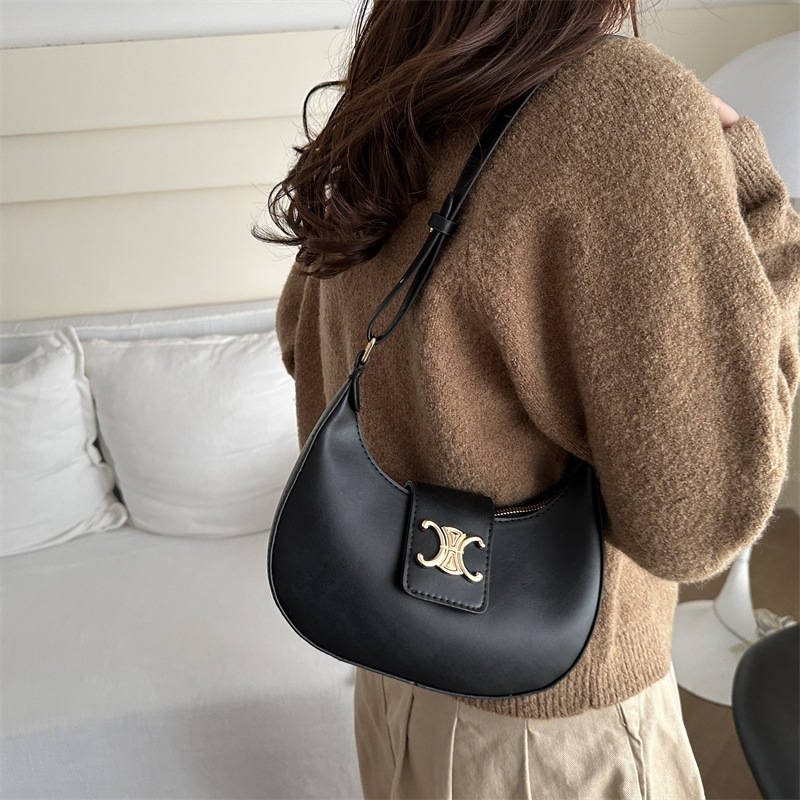 This year, saddle bags, underarm bags and women's bags are in vogue. The new autumn 2024 collection features a high-end, niche crescent-shaped bag and single-shoulder bag for women details Picture