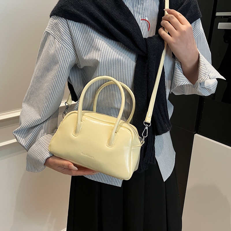 Korean soft leather hand-held bowling bag for women 2025 new style casual crossbody bag, niche commuting single-shoulder pillow bag Application Scenario