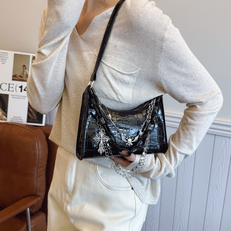 This year, the new fashion single-shoulder crossbody bag for women in 2025 is a versatile chain crossbody dumpling bag Specification drawing