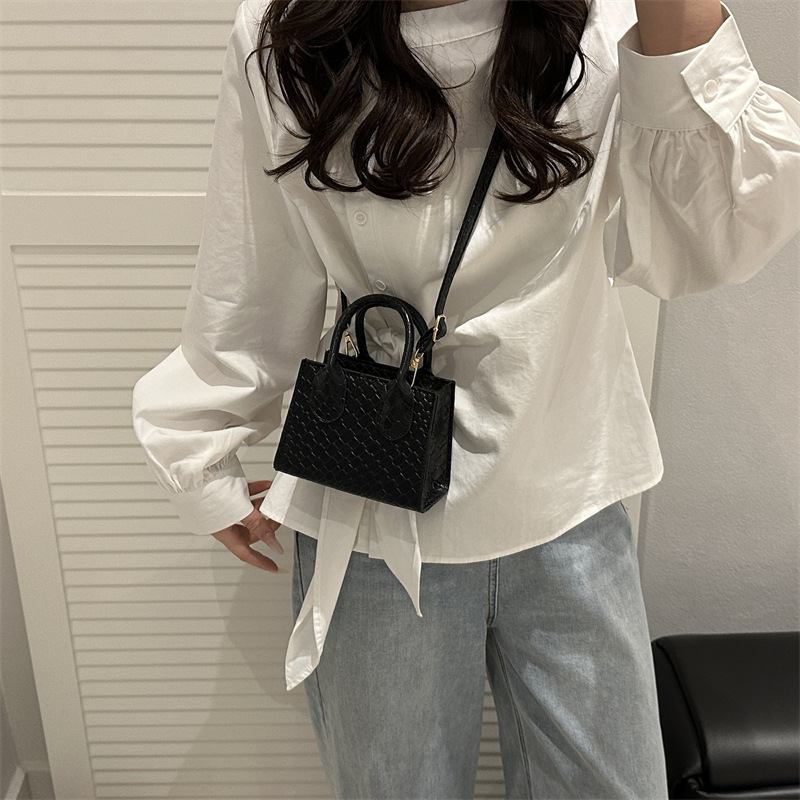 A new Spring/Summer 2025 popular handbag for commuter women, featuring a casual, elegant and stylish crossbody style and a small square handbag Specification drawing