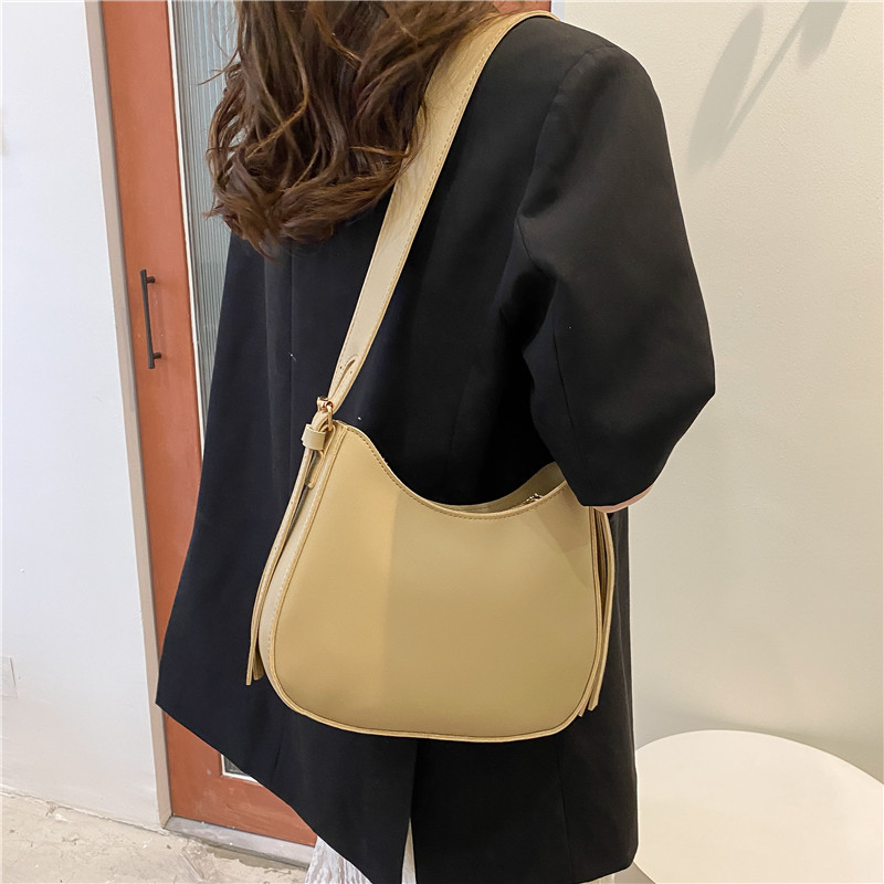 This year, a new fashionable and versatile single-shoulder crossbody bag with a unique and simple style is popular among female Internet celebrities for spring and summer Application Scenario